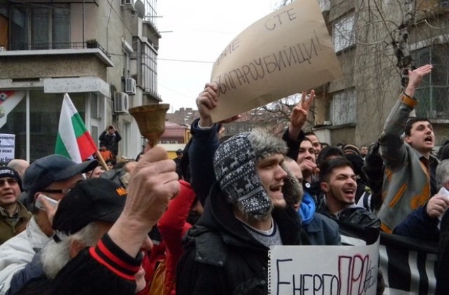 Протест навръх националния празник и във Велико Търново