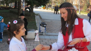 Децата на Ловеч украсиха с мартеници дърво пред общината