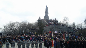 Хиляди паднаха на колене пред Паметника на руските освободители