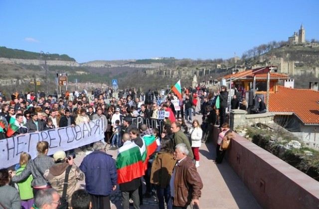 Революционни песни и знамена на протеста под Царевец, шествие мина през целия град