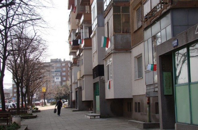С 12 знамена от жилищен блок в Димитровград гонят местен рекорд
