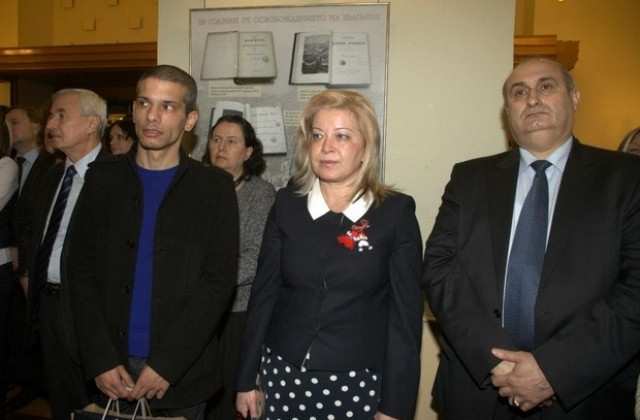 Деца от социални домове изработиха мартенички за народните представители