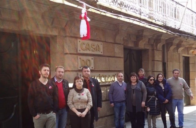 Павликени подари мартеница на испанската община Падрон