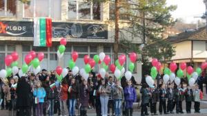 Стотици граждани с развети знамена честваха 3 март в Ловеч