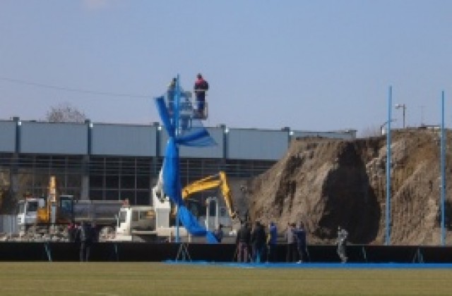 СНИМКИ: На Герена слагат сини предпазни мрежи и чакат лиценз за стадиона