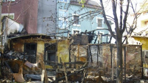 Огнеборци гасиха къща в Голямо Враново има съмнения за умишлен