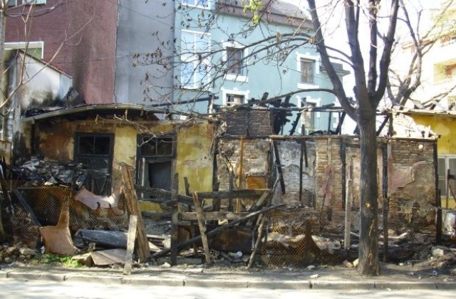 Огнеборци гасиха къща в Голямо Враново, има съмнения за умишлен палеж