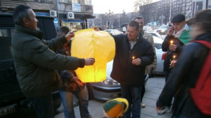 Протестиращите запалиха свещи в памет на Пламен Горанов