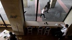 Кредиторите на Гърция искат намаляване на държавните служители