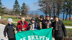 С купи и медали децата от Плувен клуб Вихрен се