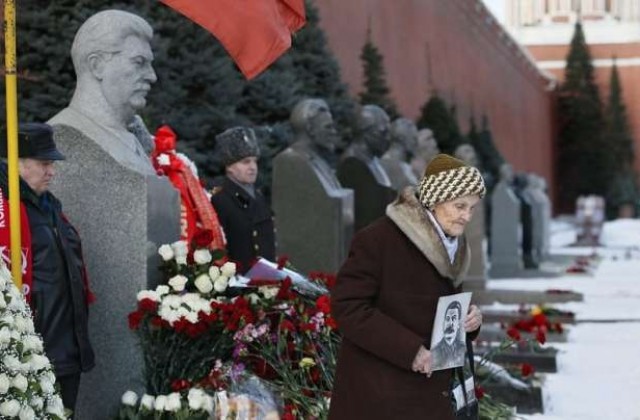 Половината руснаци одобряват свършеното от Сталин