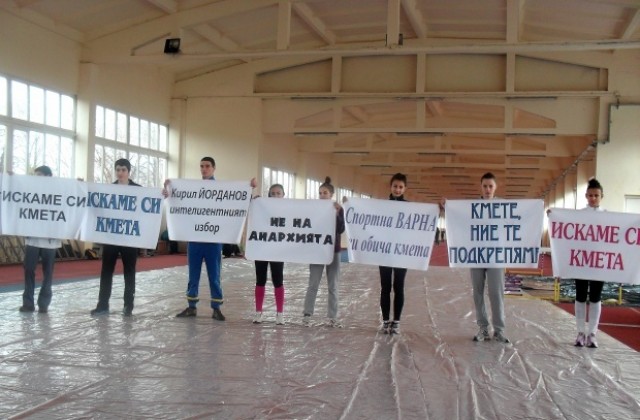 Погнаха кмета заради децата с плакати