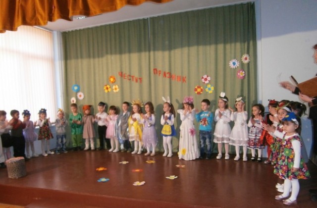 ОДЗ Славейче зарадва майките с тържество и цветя преди 8-ми март