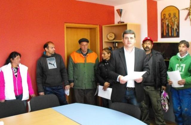 Кметът на Струмяни подписа трудовите договори на 21 души