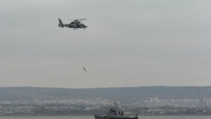 Учение разиграва взрив и превземане на кораб от пирати