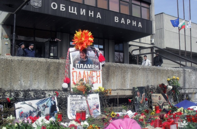 Обществен иск: Площадът пред общината да бъде прекръстен на Възпламеняване
