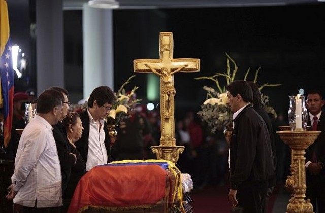 Венецуела се прощава с Чавес