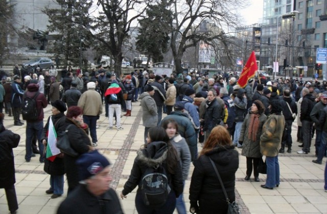 Протестиращи поискаха оставките на общинските съветници