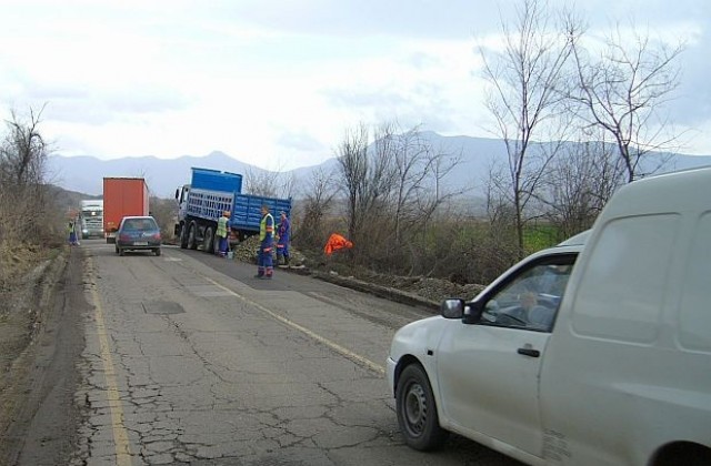 Камион се обърна до къща край село Кулата
