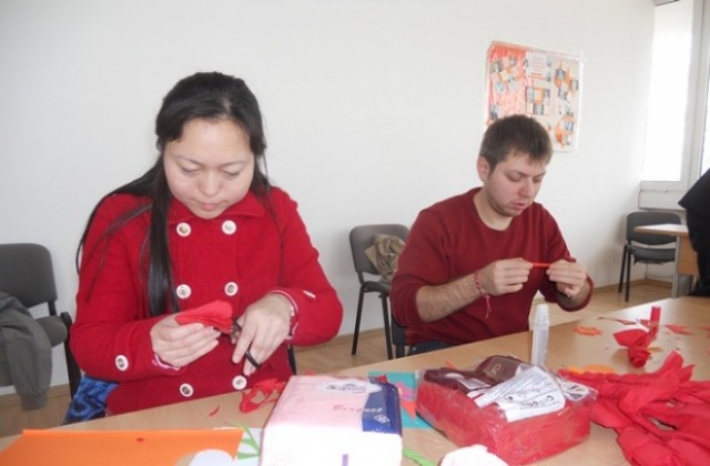 Студенти от ВУМК направиха хартиени цветя за 8 март