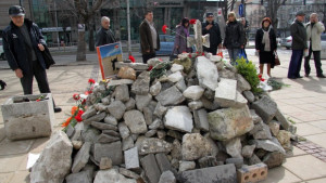 Грамадата за Пламен продължава да расте идват камъни и от