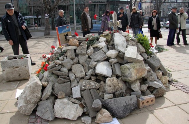 Грамадата за Пламен продължава да расте, идват камъни и от други градове