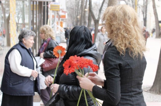 Младежите от ГЕРБ-Добрич поздравиха дами за 8 март