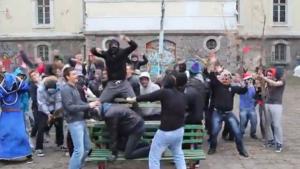 Учители от Хуманитарната гимназия с контраподписка по случая Харлем шейк