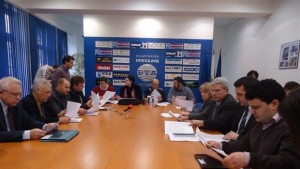 Протестиращи политици и представители на местната власт на една маса