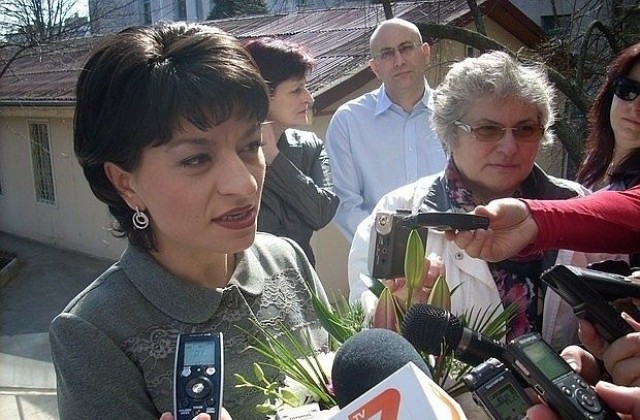 Десислава Атанасова: Лекарите трябва да се грижат за пациентите, без да се притесняват за парите