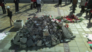 Протест 28 Недоволните малко и разделени Грамадата пред общината расте