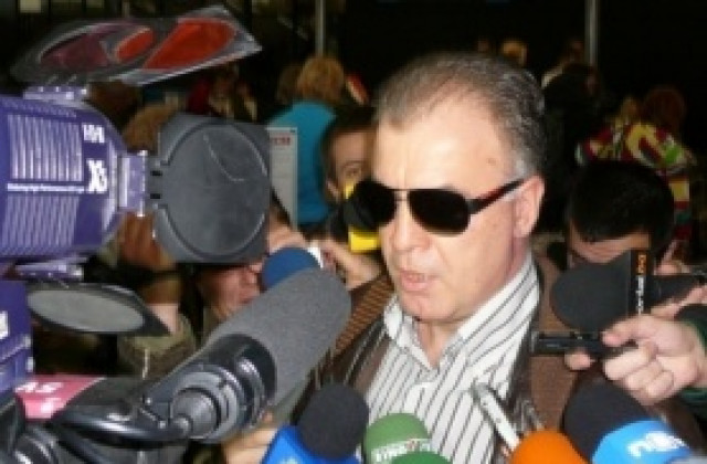 Наско Сираков гледа Ботев и Левски