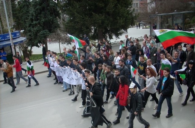 Протестиращите във В. Търново призоваха за бойкот на парламентарните избори