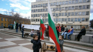 С черешово топче опитват да събудят габровци