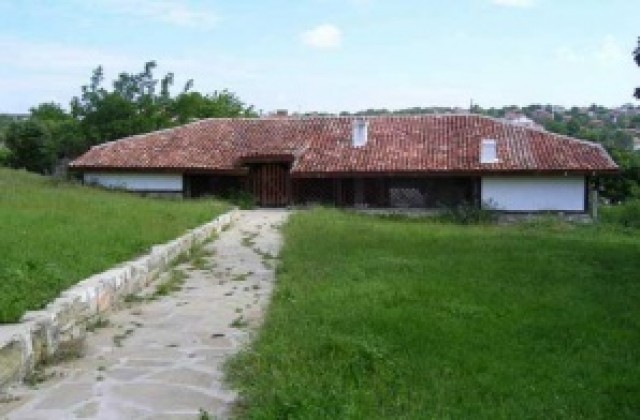 Реставрират 170-годишен православен храм в Бяла