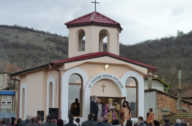 В мездренското село Дърманци осветиха нов православен храм