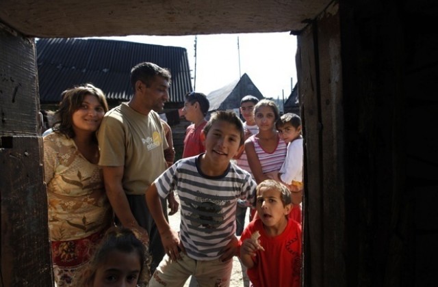 Ромската общност чисти училища, читалища и клубове в Леденик и Водолей