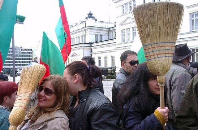 Протестиращи „изметоха” остатъка от политическия елит