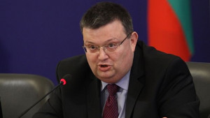 Цацаров разшири проверката в енергийния сектор след сигнал от Делян