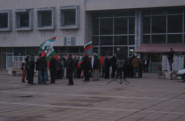 Отмениха протеста на гарата, но хора все пак имаше