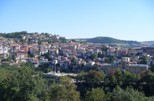 Слънце, облаци и краткотрайни превалявания