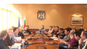 Протестиращи варненци на среща с местната власт