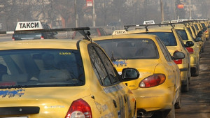 Общината започва издаването на стикери за такситата за тази година