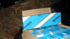 Задържаха двама мъже с близо 300 000 къса контрабандни цигари