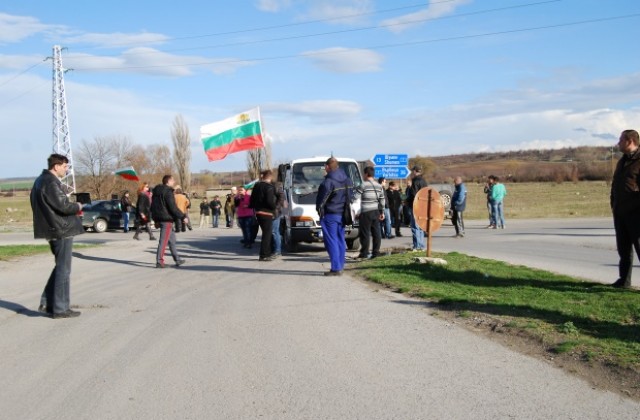 Жители на Велики Преслав на протест, блокираха пътя Шумен-Върбица