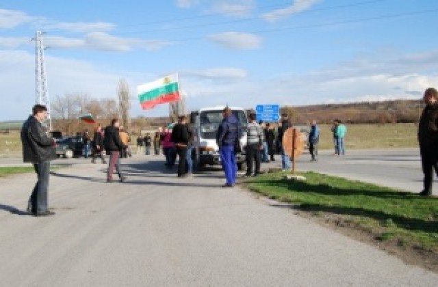 Жители на Велики Преслав блокираха пътя Шумен-Върбица