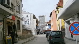 Неправилно паркирали автомобили затрудняват движението по ул Цанко Дюстабанов