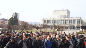 От понеделник започва изплащането на старите заплати на металурзите от