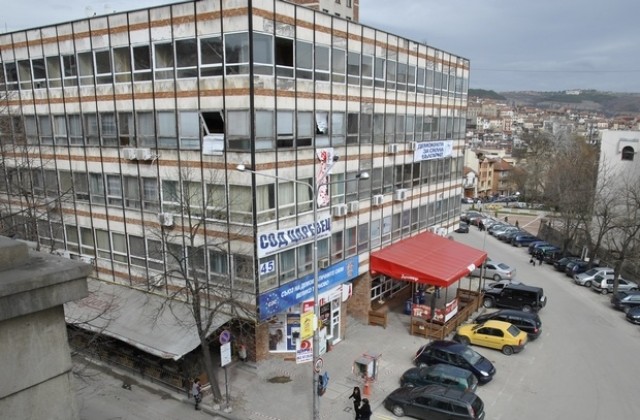 Дежурни екипи отстраняват щетите от бурята във В. Търново, опасните сгради са заградени с ленти