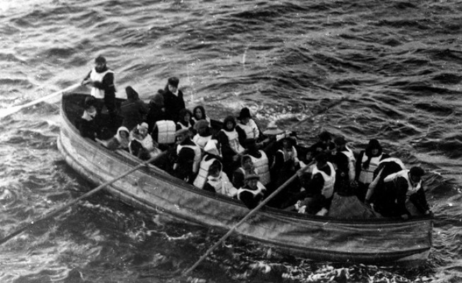 Спасителна лодка от "Титаник" с част от оцелелите.